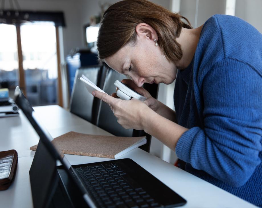woman using a screen reader